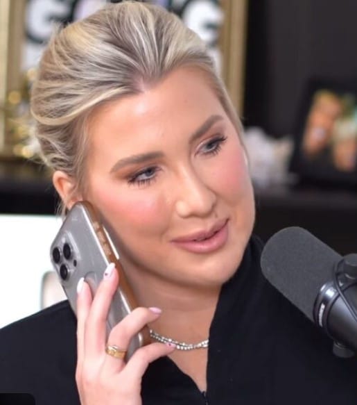 Savannah Chrisley answer a phone call