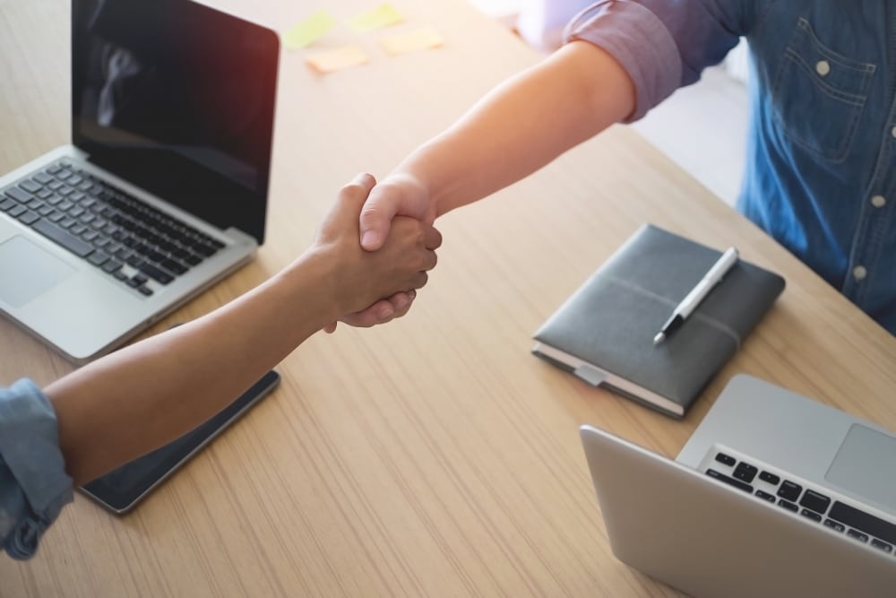 e-commerce businessman shakehands in the office