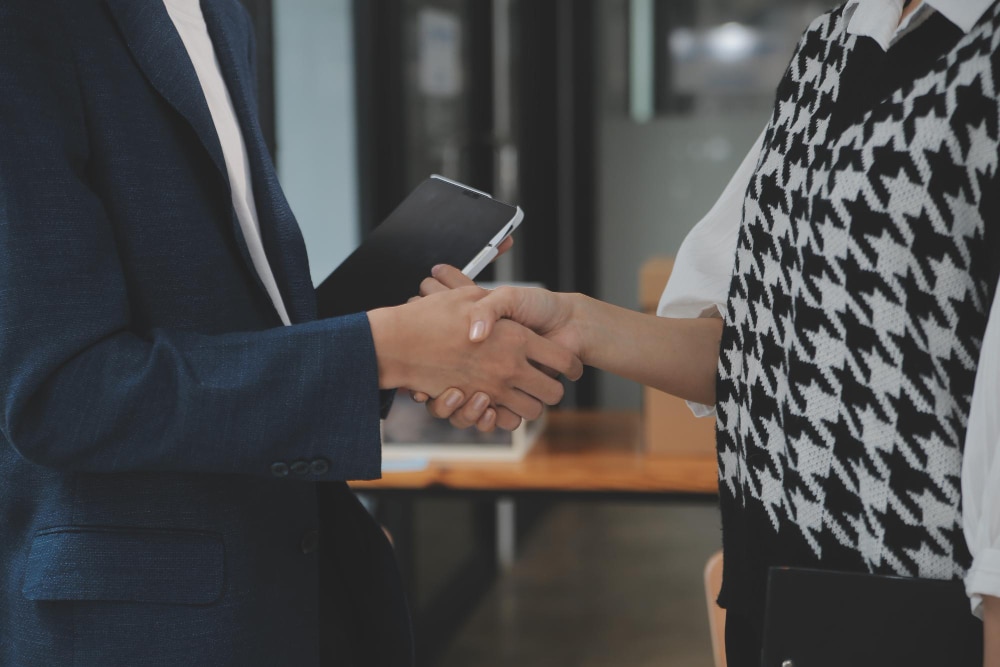 e-commerce businessman shakehands