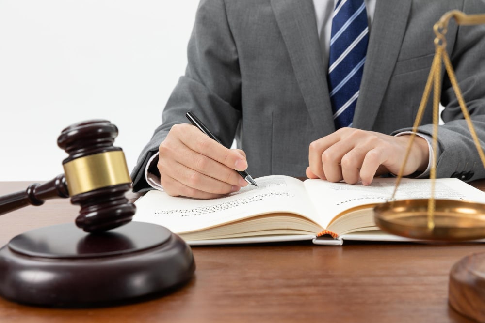 legal vs paralegal, a law hammer and documents