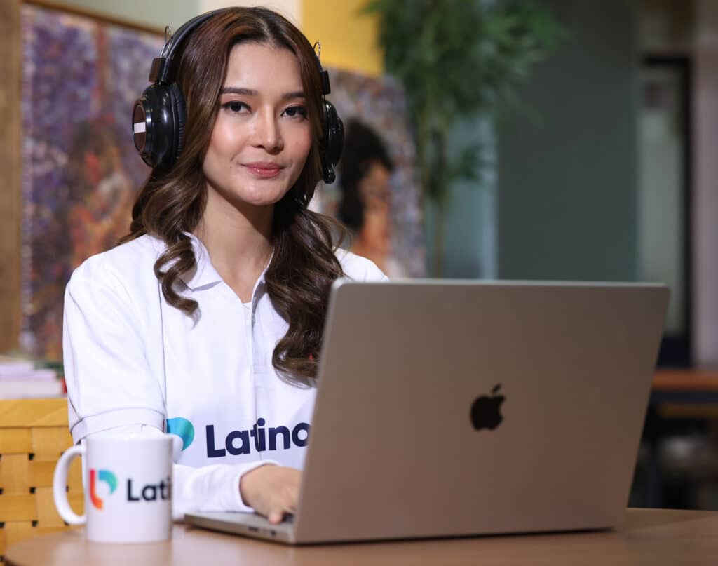 Woman with headphones and laptop, representing a operation assistant work.