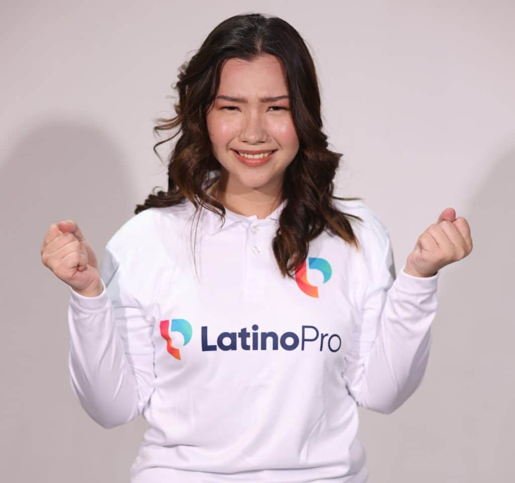 a beautiful virtual assistant from latino pro cheering