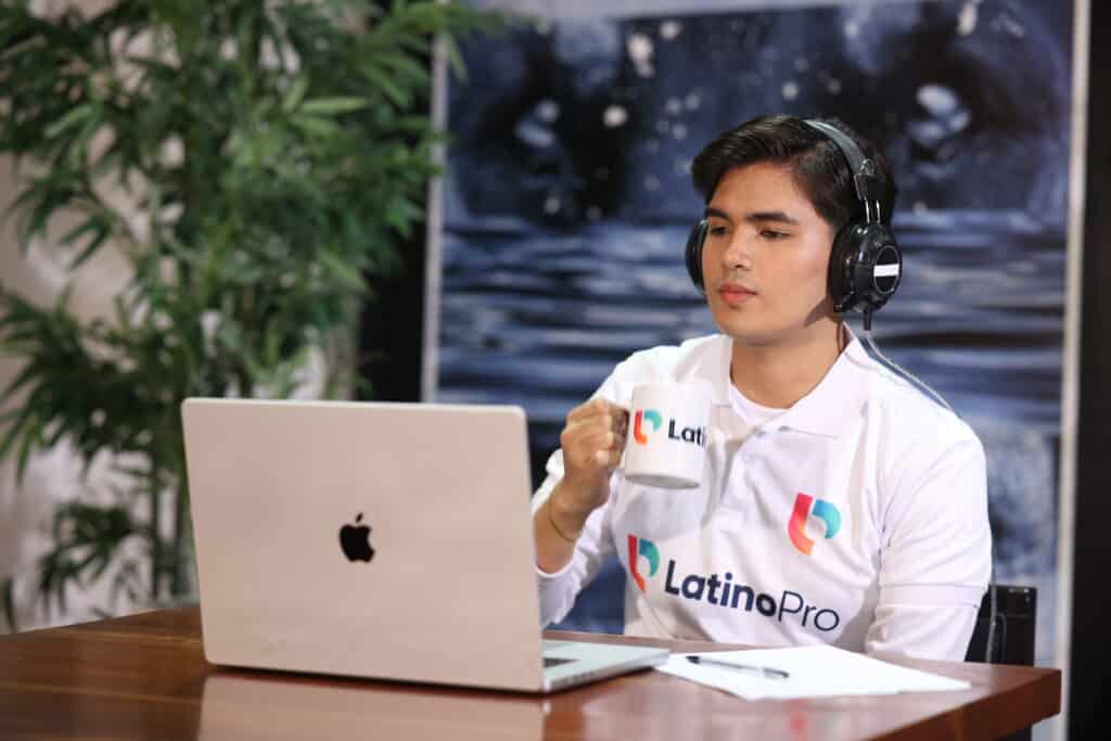 a male virtual sales assistant